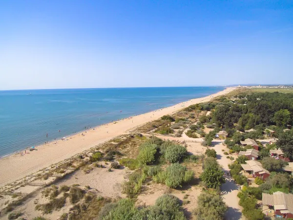 Der Sandstrand des Campingplatzes Roan Serignan Plage.