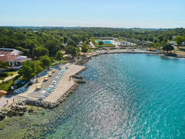 Liegeplattformen am Strand des Roan Camping Park Umag.