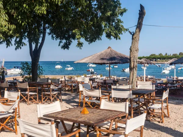 Terrasse am Strand auf dem Roan Camping Park Umag.