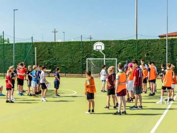 Unterhaltung auf dem Sportplatz des Campingplatzes Bella Italia in Roan.