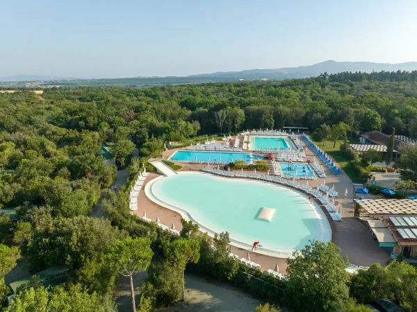 Übersicht Lagunenpool und Pools auf dem Roan Campingplatz Montescudaio.