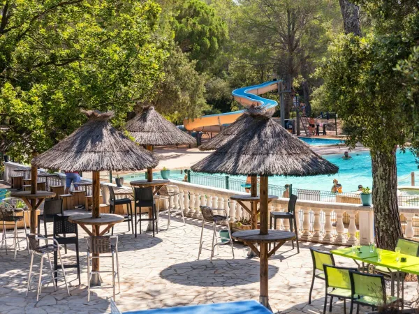 Terrasse neben dem Pool auf dem Campingplatz Roan La Pierre Verte.