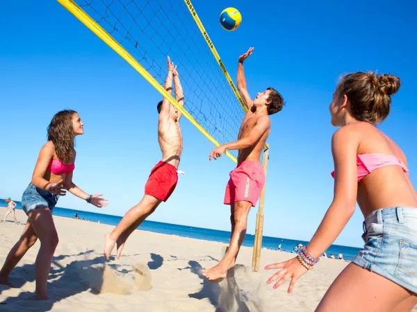 Beachvolleyball spielen im Roan Camping Beach Garden.