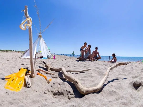 Der Sandstrand des Campingplatzes Roan Serignan Plage.