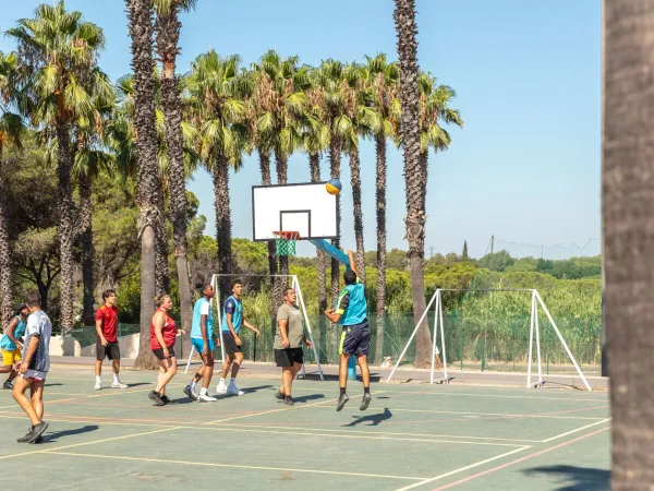 Basketball auf dem Campingplatz Roan La Baume.