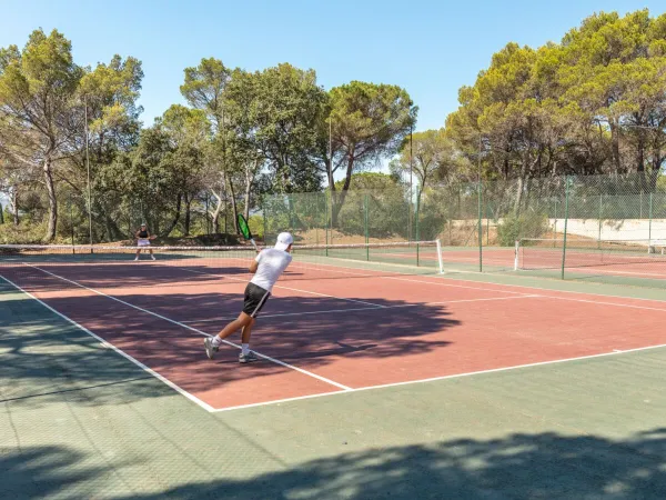 Tennisplätze auf dem Campingplatz Roan La Baume.