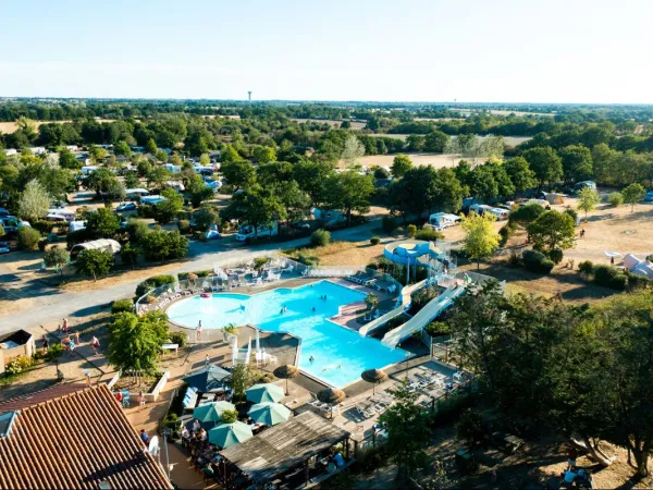 Übersicht Schwimmbad auf dem Campingplatz Roan du Latois.