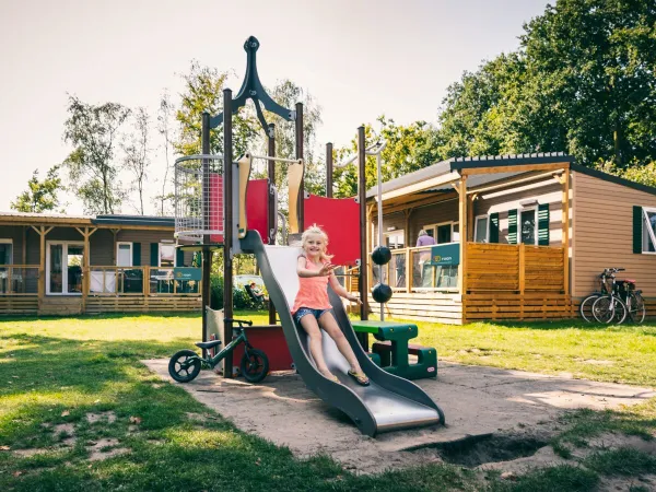 Roan-Unterkünfte mit Spielplatz auf dem Roan-Campingplatz De Schatberg.