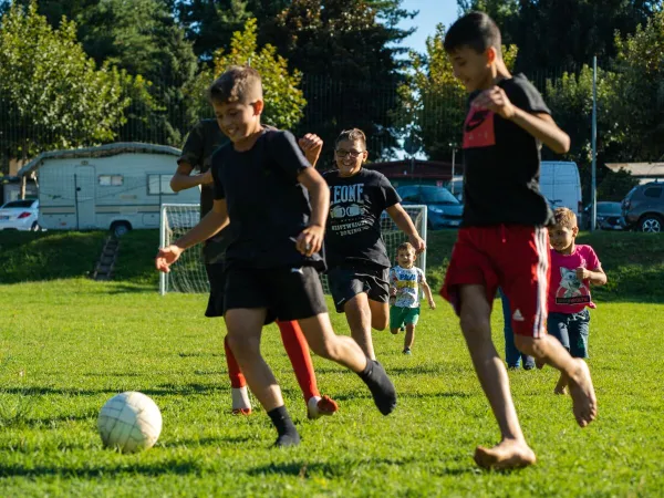 Fußball spielen auf dem Roan-Campingplatz Lido Verbano.