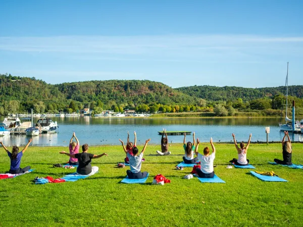 Yoga-Kurse auf dem Roan-Campingplatz Lido Verbano.