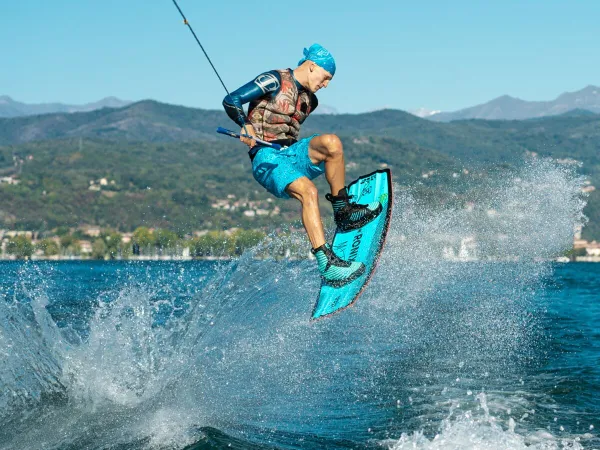 Kitesurfen auf dem Roan-Campingplatz Lido Verbano.