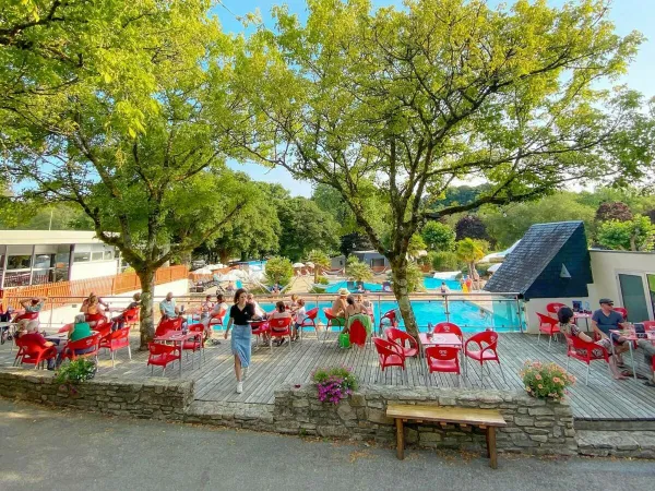 Terrasse am Pool des Campingplatzes Le Ty Nadan in Roan.