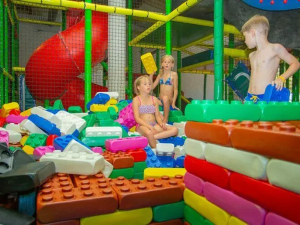 Indoor-Spielplatz auf dem Campingplatz Roan de Galaure.