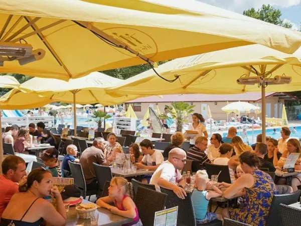 Terrasse am Pool auf dem Campingplatz Roan de Galaure.