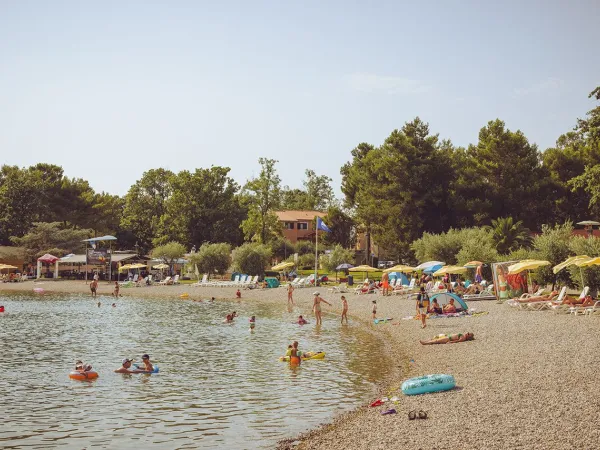 Kieselstrand in der Nähe von Roan camping Stella Maris.