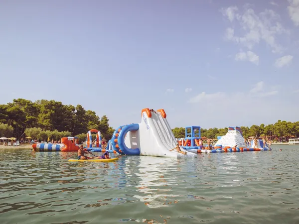 Luftkissen im Meer auf dem Roan Campingplatz Stella Maris.