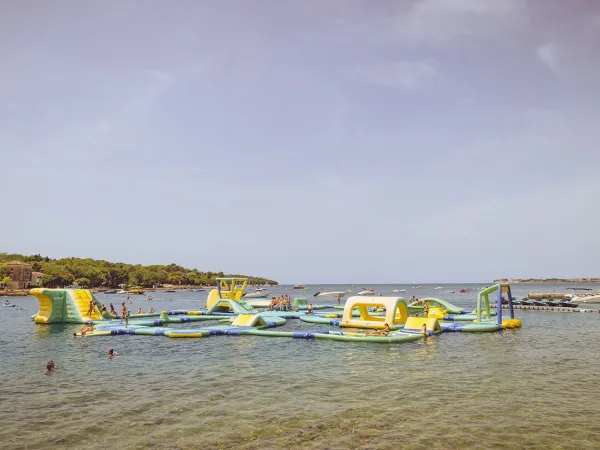 Wasserspielplatz im Meer auf dem Campingplatz Roan Lanterna.