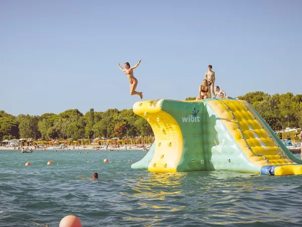 Wasserhüpfburg im Roan Camping Bi Village.