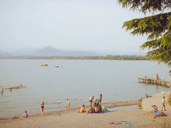 Strand am See auf dem Roan Campingplatz Bella Italia.