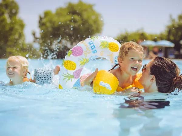 Familienspaß im Schwimmbad auf dem Campingplatz Roan Piantelle.