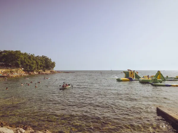 Das Meer mit Wasserkissen auf dem Roan Campingplatz Bijela Uvala.