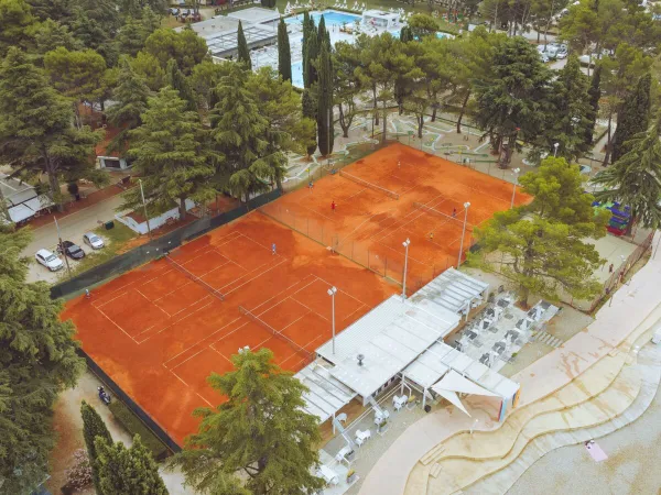 Tennisplatz auf dem Campingplatz Roan Valkanela.
