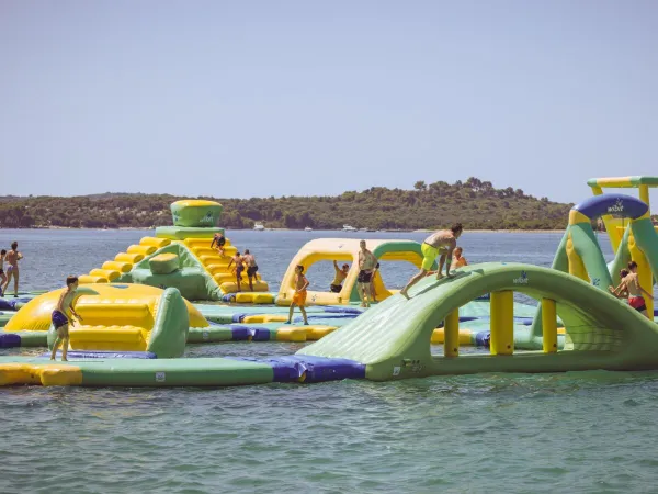 Wasserspielplätze auf dem Roan Campingplatz Valkanela.