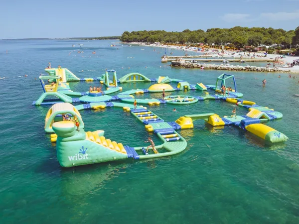 Wasserspielkissen im Meer auf dem Campingplatz Roan Bi Village.