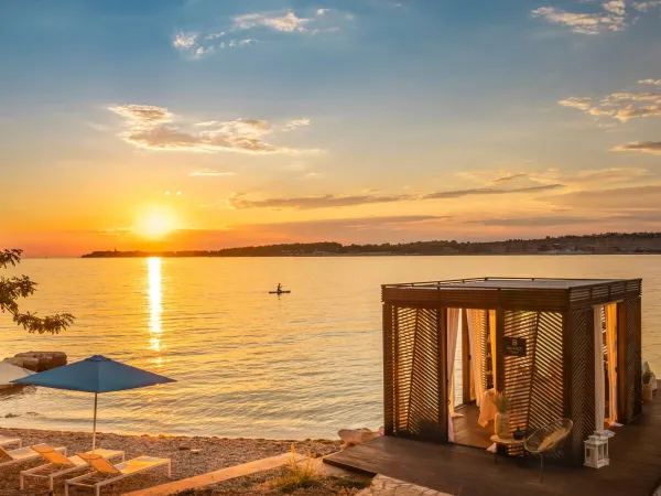 Sonnenuntergang am Strand des Roan-Campingplatzes Lanterna.