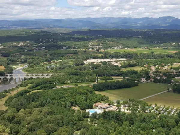 Roan Camping La Grand'Terre und Umgebung vom Berg Sampzon aus.