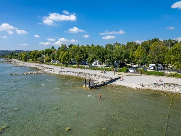 Kleiner Strand am Roan Camping Piantelle.