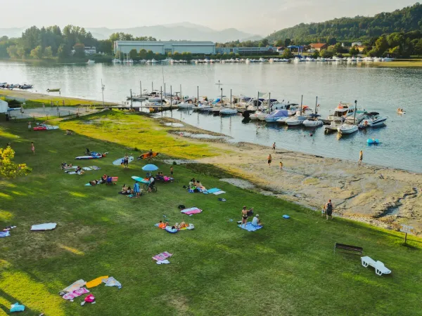 Liegewiese am Wasser auf dem Roan-Campingplatz Lido Verbano.