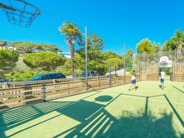 Basketballplatz auf dem Roan-Campingplatz Cala Gogo.