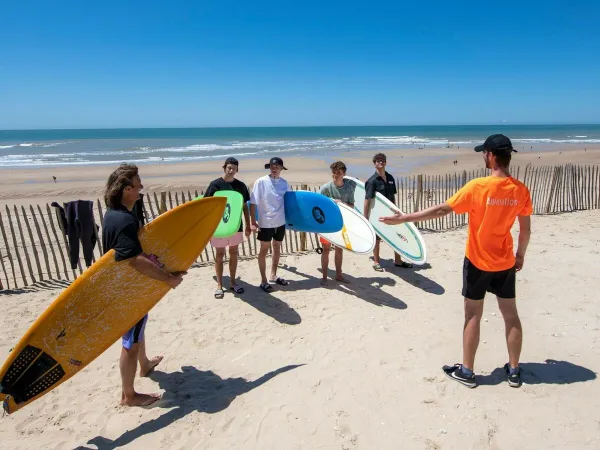 Surfen am Sandstrand des Campingplatzes Roan Atlantic Montalivet.