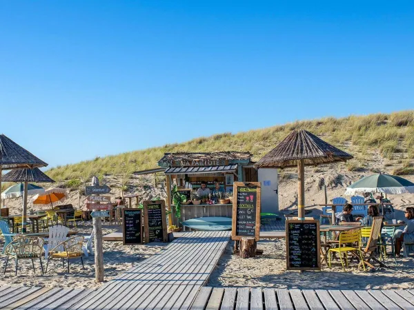 Strandbar am Sandstrand des Campingplatzes Roan Atlantic Montalivet.