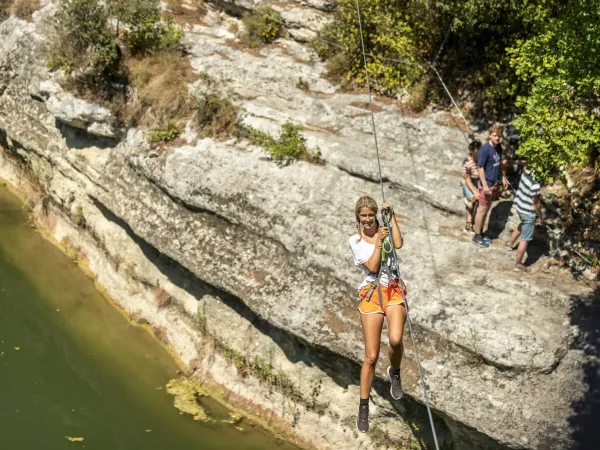 Ziplining in der Nähe des Roan-Campingplatzes Domaine Massereau.