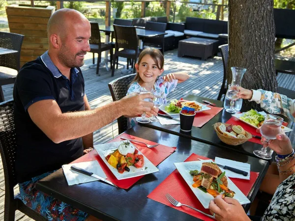 Essen Sie auf der Terrasse des Verdon Parc zu Mittag.