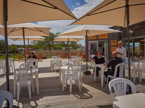 Eine Terrasse auf dem Campingplatz Roan Chardons Bleus.