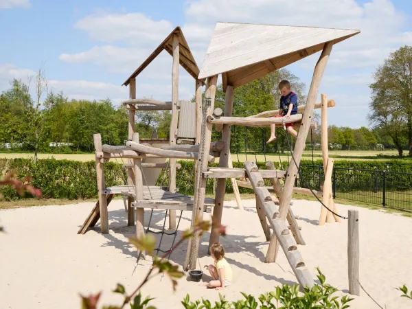 Kleiner Junge auf dem Spielplatz des Roan camping 't Veld.