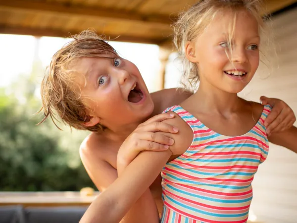 Glückliche Kinder auf dem Roan-Campingplatz La Baume.