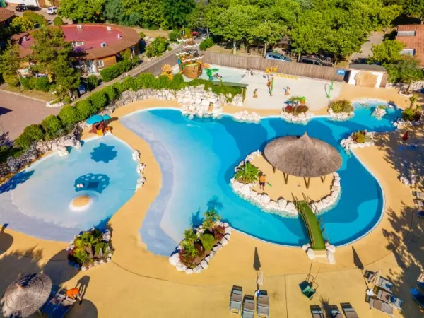 Kinderbecken mit Wasserpark und Wasserboot auf dem Campingplatz Roan Tahiti.