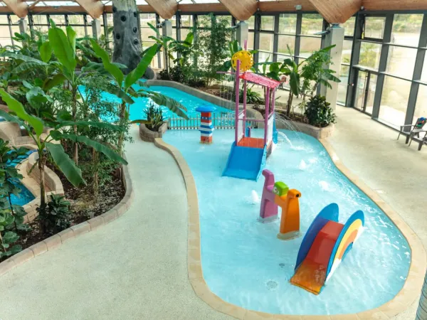 Wasserspielplatz im Hallenbad auf dem Campingplatz Roan Domaine des Ormes.