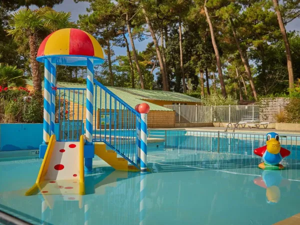 Kinderbecken mit Wasserrutsche auf dem Campingplatz Roan La Pinede.