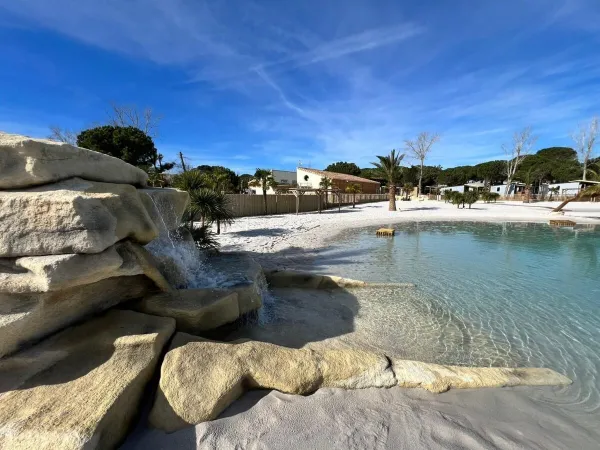 Wasserfall im Lagunenpool, der für die Saison 2024 auf dem Roan-Campingplatz Domaine de la Yole entwickelt wird.