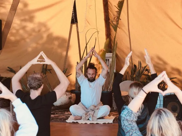 Yoga-Kurs auf dem Roan-Campingplatz El Garrofer.