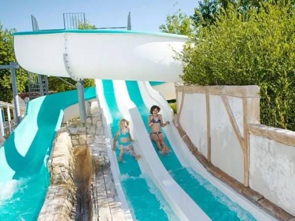 Rutschen im Pool auf dem Campingplatz Roan Le Domaine de Beaulieu