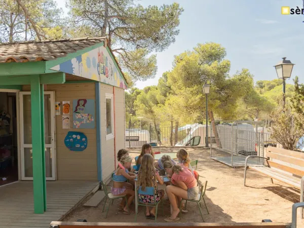 Kinder im Miniclub des Campingplatzes Roan Internacional de Calonge.
