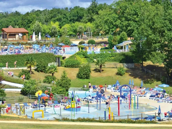 Überblick über den Wasserpark und die Pools in der Ferne auf dem Campingplatz Roan Saint Avit Loisirs
