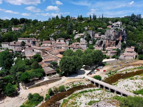 Das Dorf Labeaume in der Nähe des Roan-Campingplatzes La Grand'Terre.