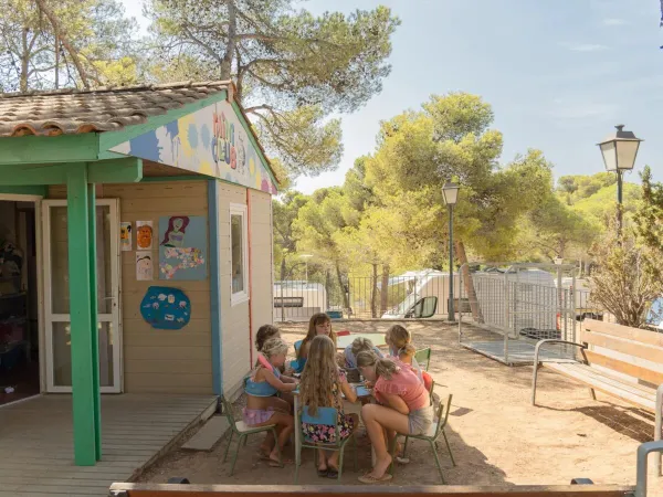 Kinder im Miniclub des Campingplatzes Roan Internacional de Calonge.